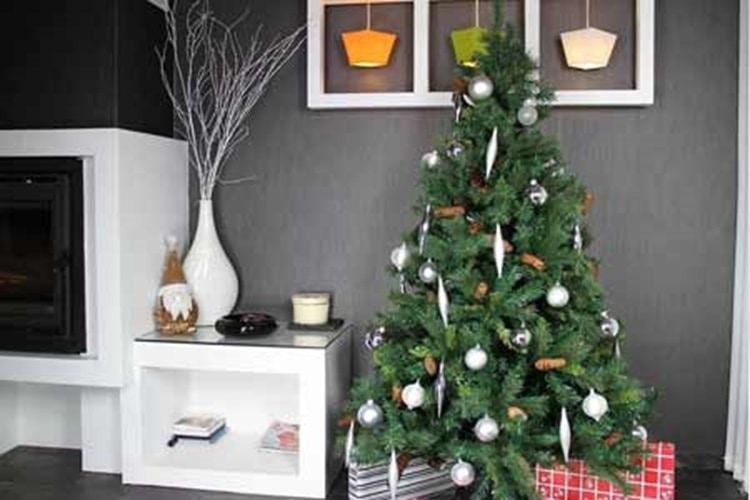 4goodz Royal Majestic Spar - Kerstboom met Dennenappels 210 cm