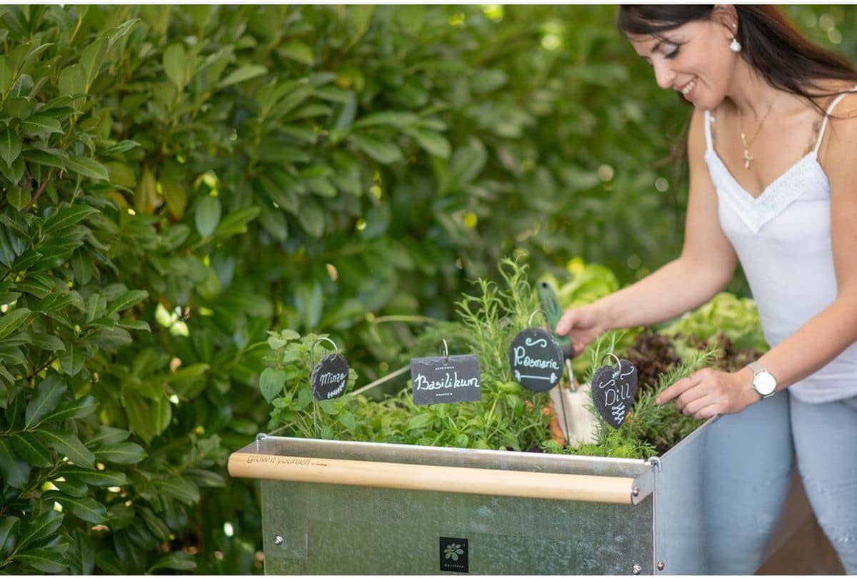 Herstera Garden® Metalen Plantenbak Verrijdbaar- 120x60x84cm - Zilverkleurig Herstera Garden® Metalen Plantenbak Verrijdbaar- 120x60x84cm - Zilverkleurig