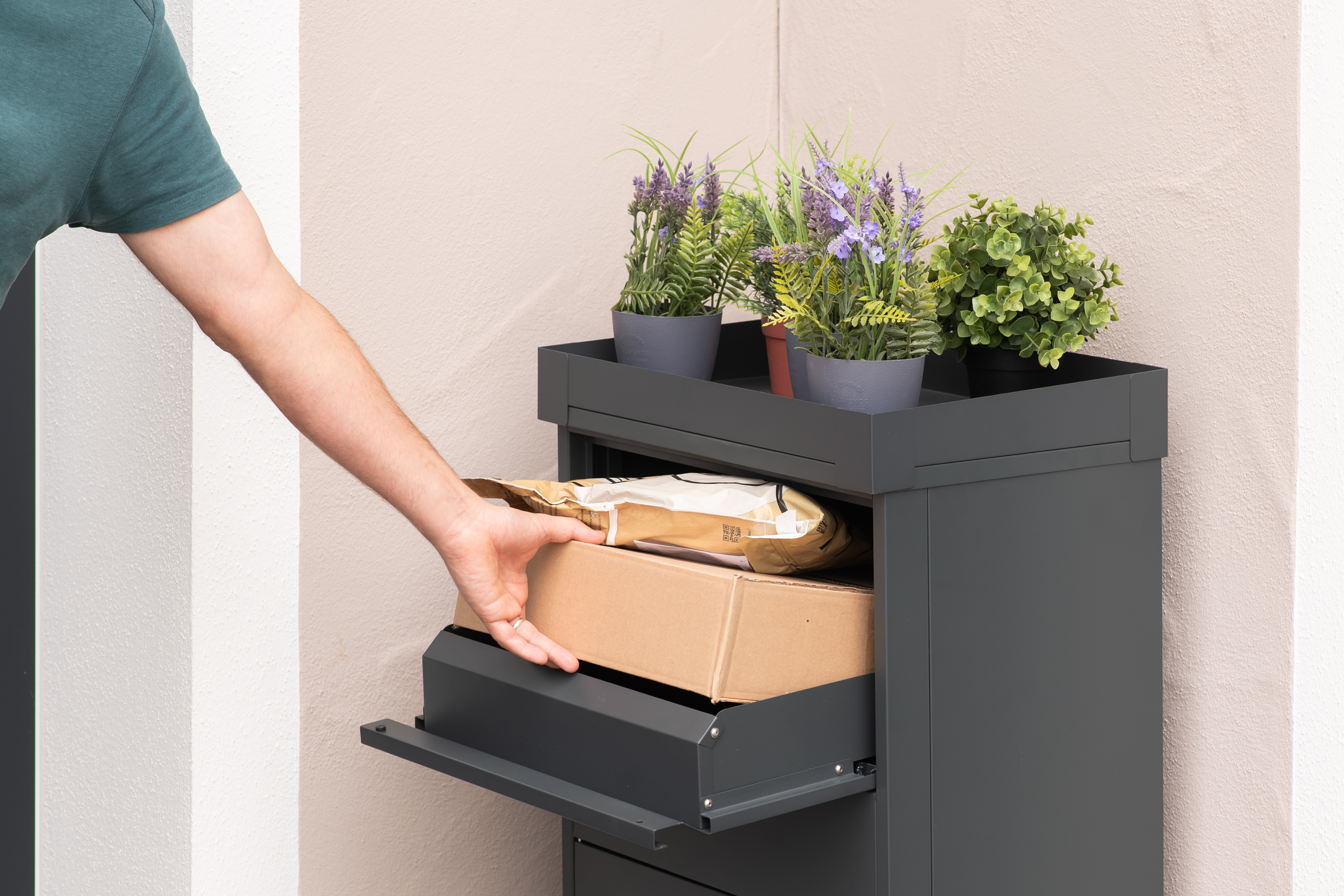 Westmann Pakketbrievenbus Piet - afneembare Plantenbak - Antraciet Westmann Pakketbrievenbus Piet - afneembare Plantenbak - Antraciet