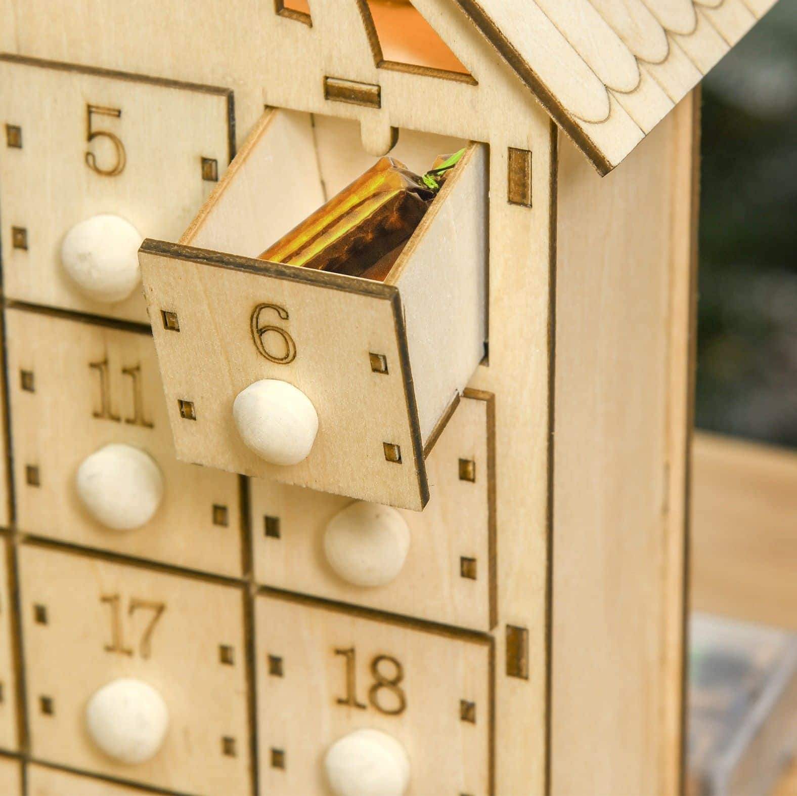 Adventskalender met LED-verlichting 24 laden 26x30 cm